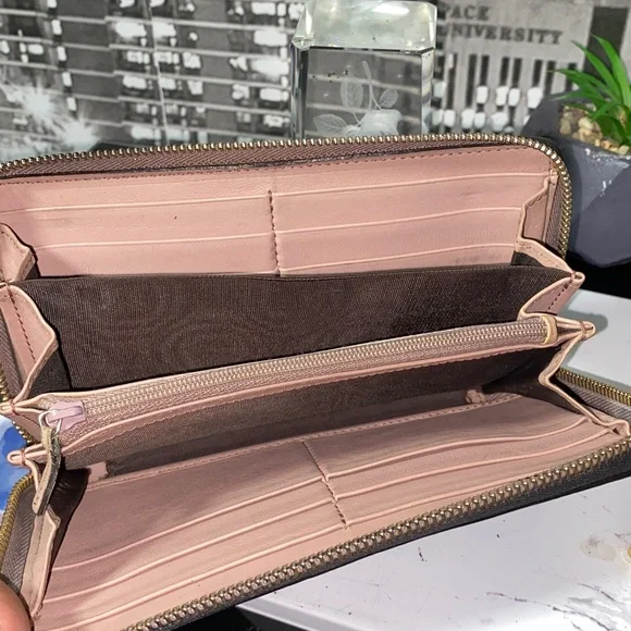 Authentic GUCCI SOHO Interlocking G Patent Leather Zippy Wallet - Picture 5 of 17